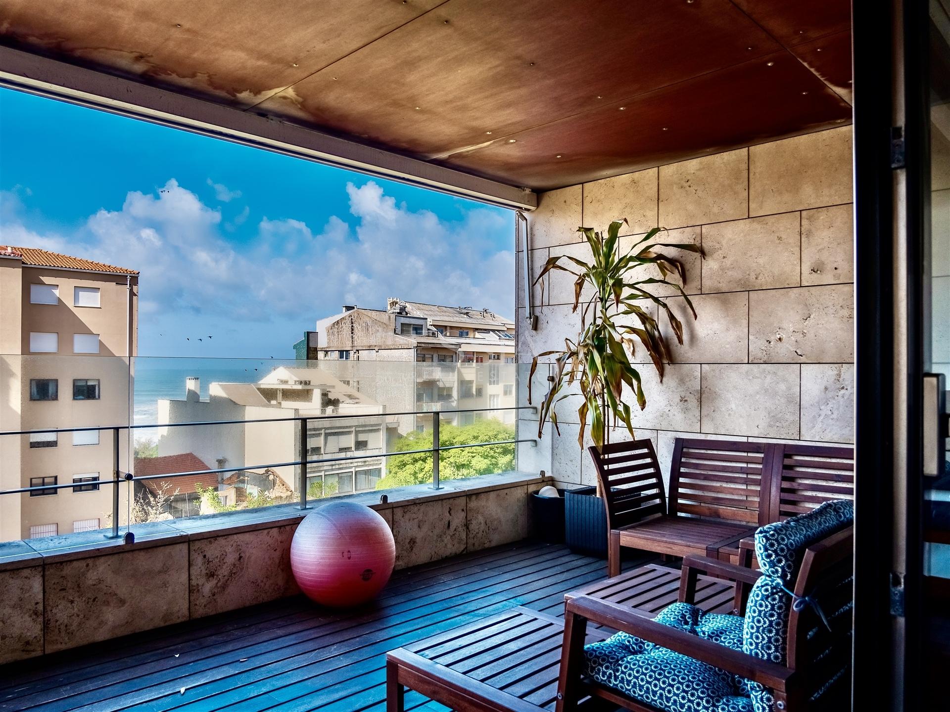 Apartamento T4 com Terraço Vista Mar | Condomínio Fechado com Piscina na Foz do Douro