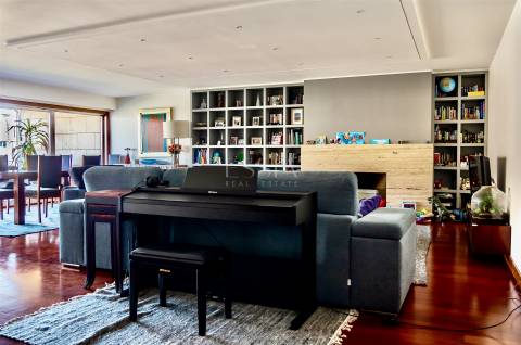 Apartamento T4 com Terraço Vista Mar | Condomínio Fechado com Piscina na Foz do Douro
