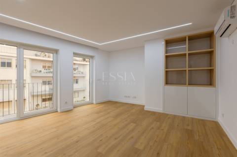 Apartamento T1 com 2 Varandas | Centro da Baixa do Porto