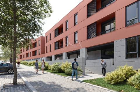 Apartamento T3 com Varanda e Garagem no Ouro Valley