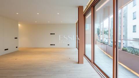 Apartamento T4+1 com Varanda e Vista Mar na Foz do Douro
