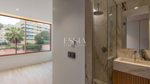 Apartamento T4+1 com Varanda e Vista Mar na Foz do Douro