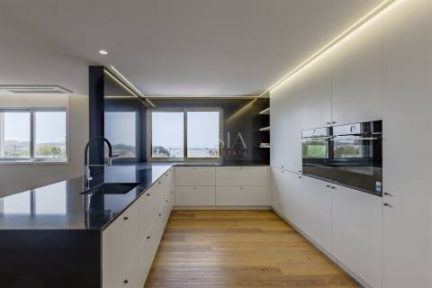 Apartamento T3 com Varanda e Vista Rio em Lordelo