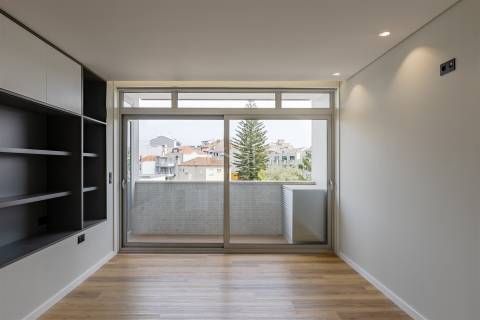 Apartamento T3 com Varanda e Vista Rio em Lordelo