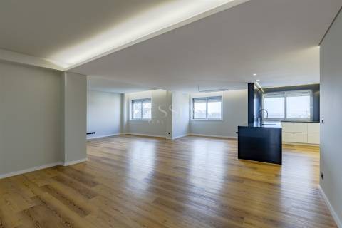Apartamento T3 com Varanda e Vista Rio em Lordelo