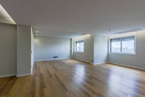 Apartamento T3 com Varanda e Vista Rio em Lordelo
