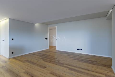 Apartamento T3 com Varanda e Vista Rio em Lordelo