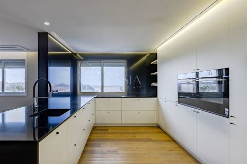 Apartamento T3 com Varanda e Vista Rio em Lordelo