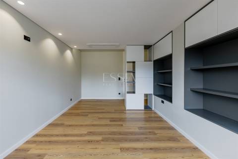 Apartamento T3 com Varanda e Vista Rio em Lordelo