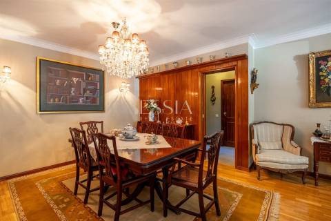 Moradia T4 com Jardim e Garagem na Foz do Douro