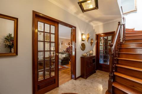 Moradia T4 com Jardim e Garagem na Foz do Douro