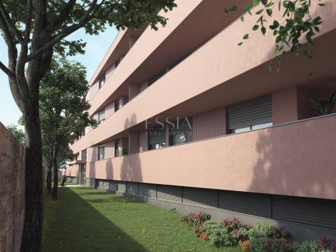 Apartamento T3 com Varandas e Garagem no Senhora do Porto 249