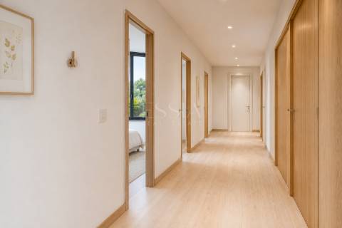 Moradia T4 Triplex com terraço, jardim e piscina no centro de Matosinhos Sul
