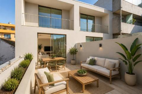 Moradia T4 Triplex com terraço, jardim e piscina no centro de Matosinhos Sul