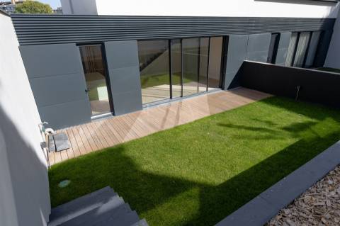 Moradia Geminada T3+1 com Jardim e Três Frentes na Boavista