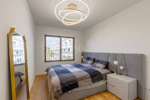 Apartamento T2 com Varanda e Garagem no Antas Atrium