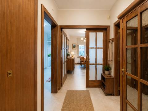 Apartamento T2 Remodelado no Arrábida Place com Garagem