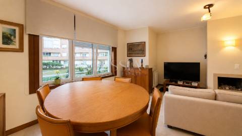 Apartamento T2 Remodelado no Arrábida Place com Garagem