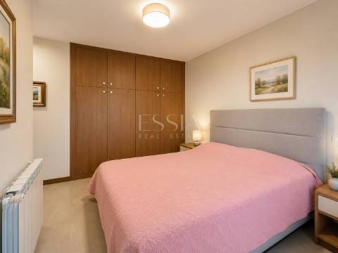 Apartamento T2 Remodelado no Arrábida Place com Garagem