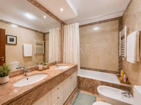 Apartamento T2 Remodelado no Arrábida Place com Garagem