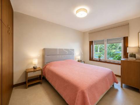 Apartamento T2 Remodelado no Arrábida Place com Garagem