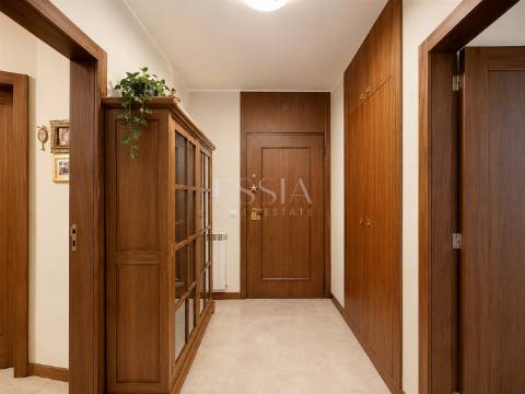 Apartamento T2 Remodelado no Arrábida Place com Garagem