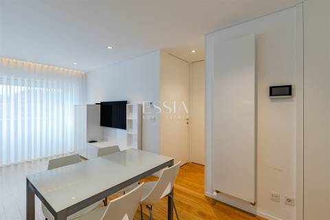 Apartamento T2 com Varanda para Arrendamento nas Antas, Porto