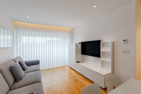 Apartamento T2 com Varanda para Arrendamento nas Antas, Porto