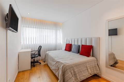Apartamento T2 com Varanda para Arrendamento nas Antas, Porto