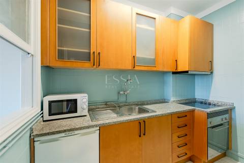 Apartamento T1 com Varanda junto à Praça Velasquez