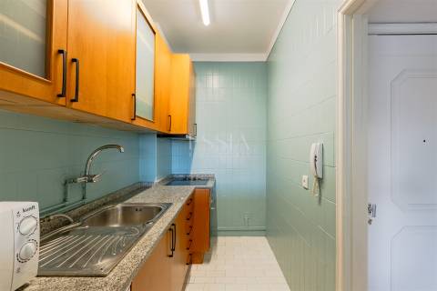Apartamento T1 com Varanda junto à Praça Velasquez
