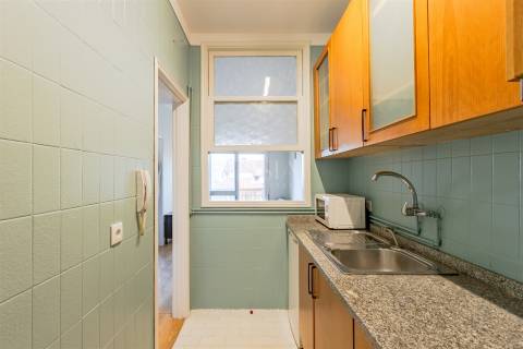Apartamento T1 com Varanda junto à Praça Velasquez