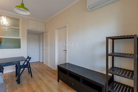 Apartamento T1 com Varanda junto à Praça Velasquez