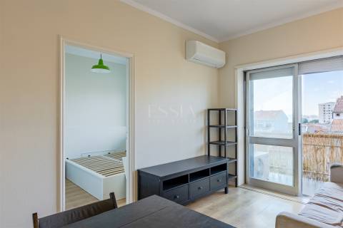 Apartamento T1 com Varanda junto à Praça Velasquez