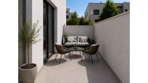 Moradia em Banda T1+1 com Terraço em Mafamude