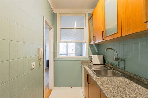 Apartamento T1 com Varanda junto à Praça Velasquez