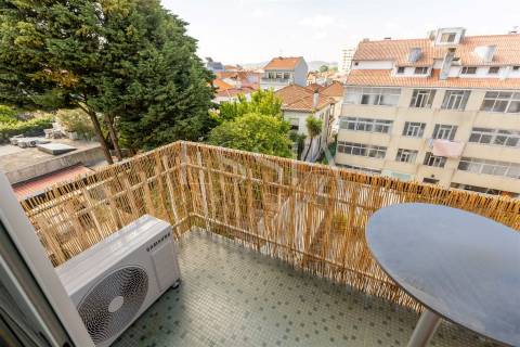 Apartamento T1 com Varanda junto à Praça Velasquez