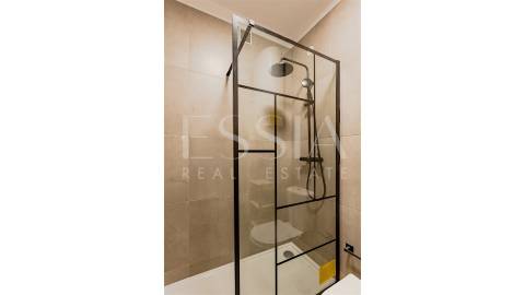 Apartamento T1 com Varanda junto à Praça Velasquez