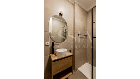 Apartamento T1 com Varanda junto à Praça Velasquez