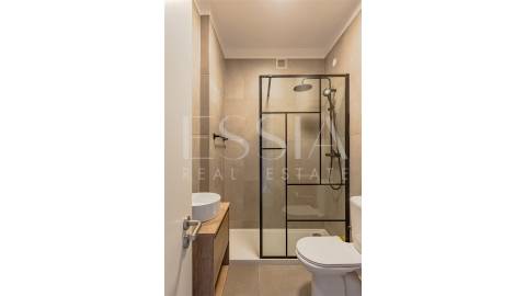 Apartamento T1 com Varanda junto à Praça Velasquez