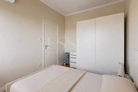 Apartamento T1 com Varanda junto à Praça Velasquez