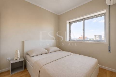 Apartamento T1 com Varanda junto à Praça Velasquez