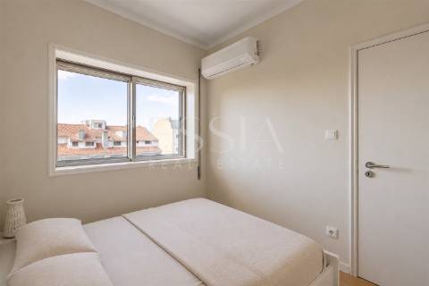 Apartamento T1 com Varanda junto à Praça Velasquez