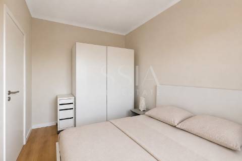 Apartamento T1 com Varanda junto à Praça Velasquez