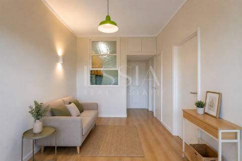 Apartamento T1 com Varanda junto à Praça Velasquez