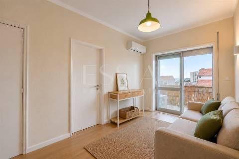 Apartamento T1 com Varanda junto à Praça Velasquez