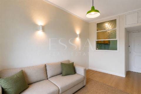 Apartamento T1 com Varanda junto à Praça Velasquez