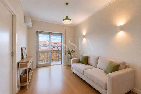 Apartamento T1 com Varanda junto à Praça Velasquez
