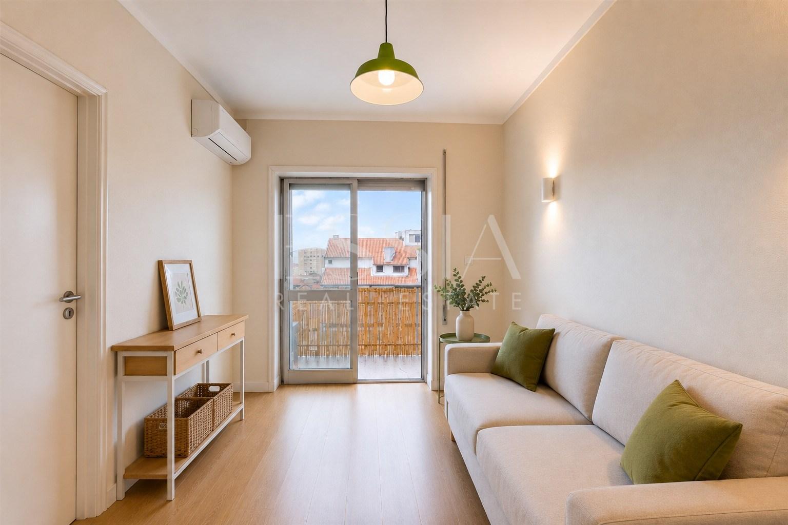 Apartamento T1 com Varanda junto à Praça Velasquez