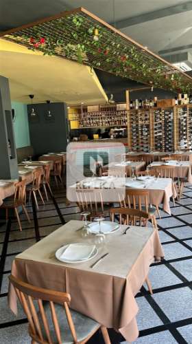 Restaurante Renovado com Espaço Generoso